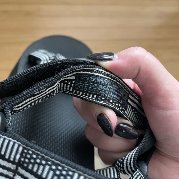 Black and White Strappy Sandals - Picture 4 of 4